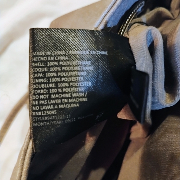 Stone Mountain Accessories Light Gray Crossbody Bag Size Is 12 In X 12 In - Picture 8 of 12